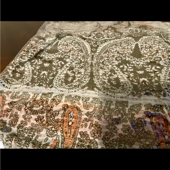 ✨NEW! Beautiful light-weight Infinity Scarf - Picture 3 of 4